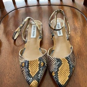 New Women’s Size 7 Steve Madden Snake Print Flats